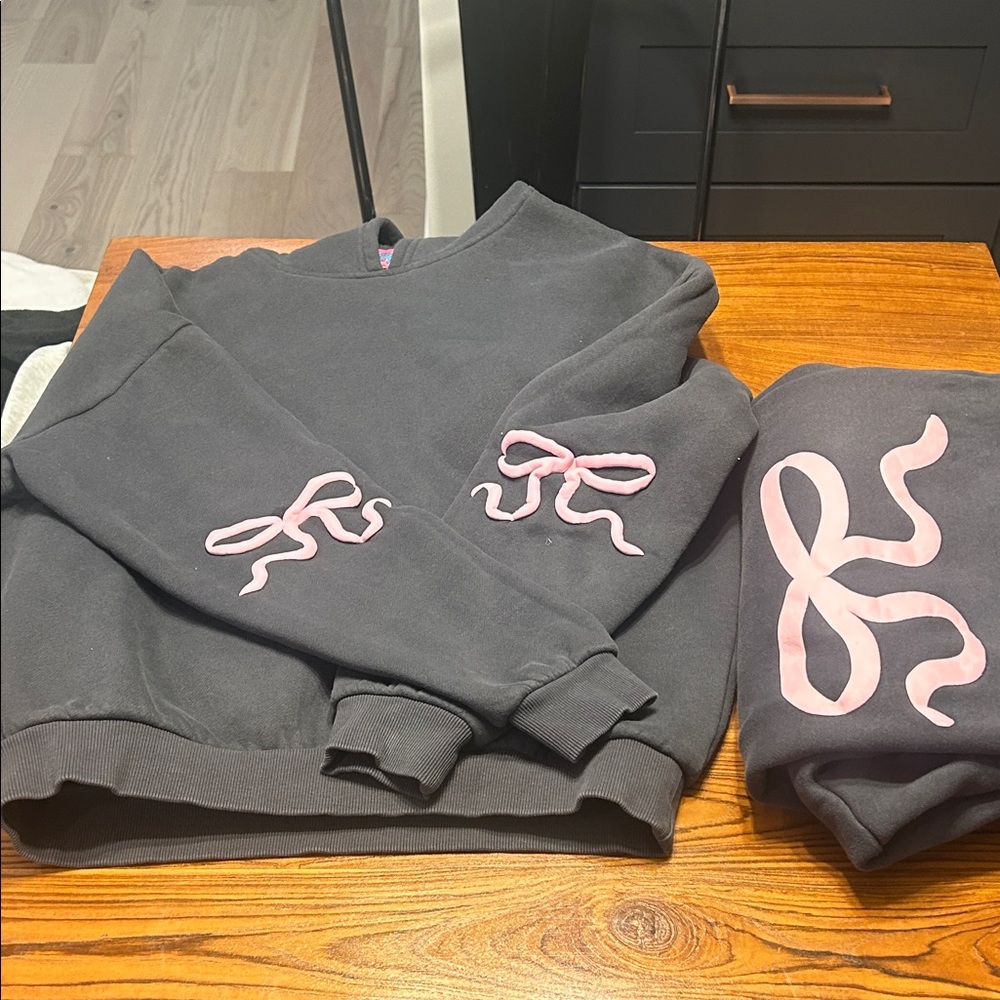 Edikted Gray Sweatshirt and sweatpants with Pink Bow Detail